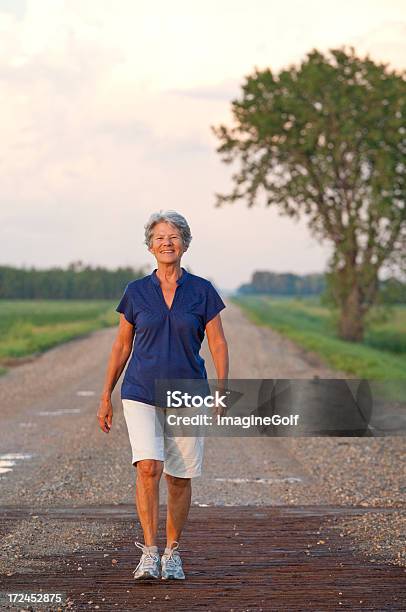 Foto de Mulher Caucasiana Sênior Andando No País e mais fotos de stock de 60 Anos - 60 Anos, Adulto, Andar