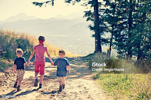 Niños De Excursionismo Foto de stock y más banco de imágenes de 2-3 años - 2-3 años, 6-7 años, Actividades recreativas
