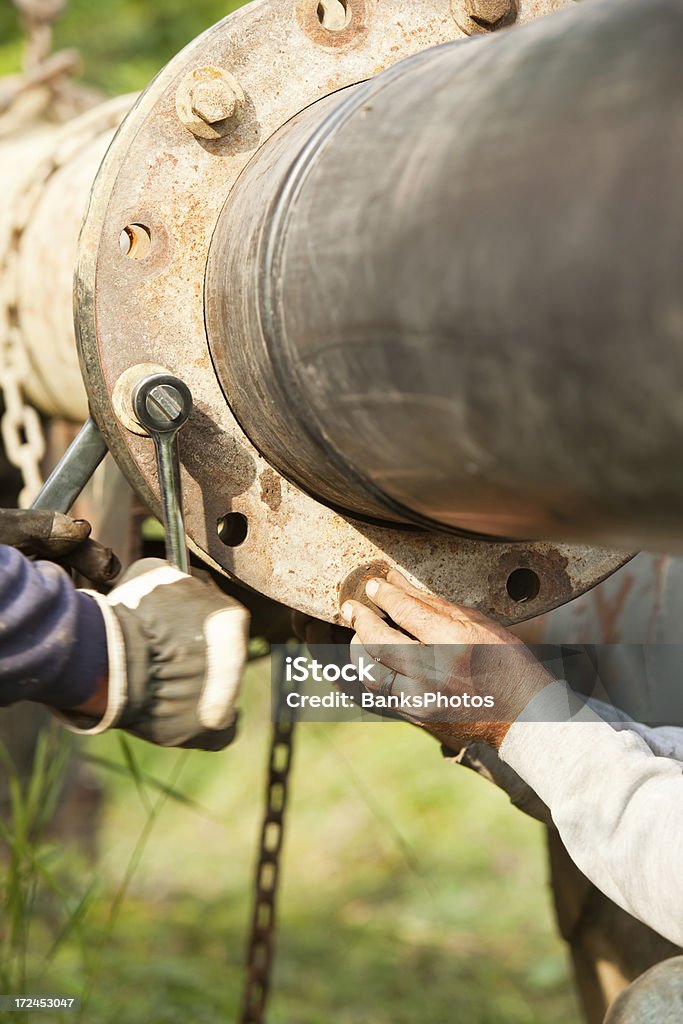 Pipeline Versammlung mit Schraubenschlüssel und Hand - Lizenzfrei Bolzen Stock-Foto