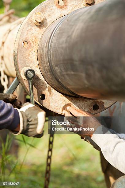 Pipeline Versammlung Mit Schraubenschlüssel Und Hand Stockfoto und mehr Bilder von Bolzen