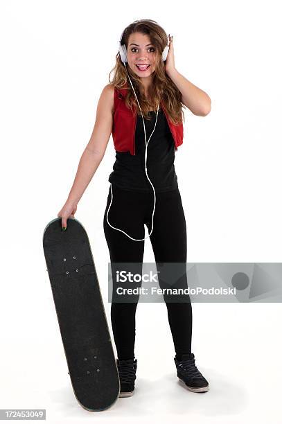 Menina De Skateboarding - Fotografias de stock e mais imagens de Fundo Branco - Fundo Branco, Skate - Calçado Desportivo, Visão Frontal