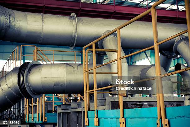 Foto de Zona Industrial Dutos E Cabos De Aço Em Uma Planta e mais fotos de stock de Amarelo