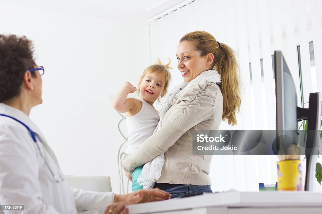Matki i dziecka w gabinecie lekarza. - Zbiór zdjęć royalty-free (Aktywni seniorzy)