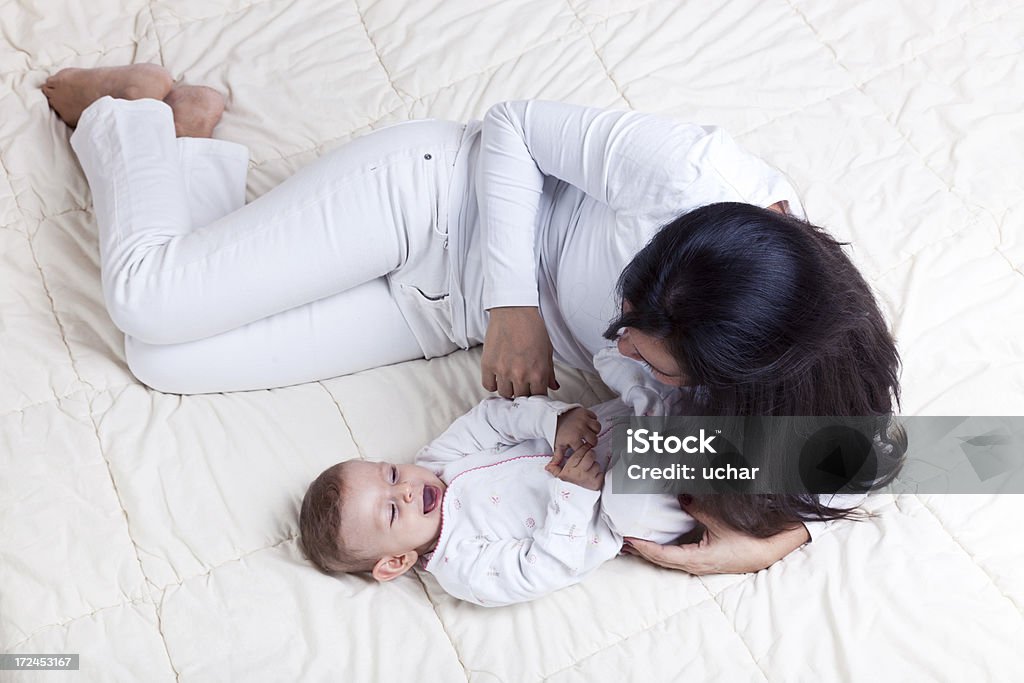 Rir bebê brincando com a mãe - Royalty-free Abraçar Foto de stock