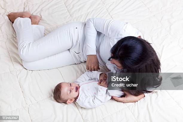 Rir Bebê Brincando Com A Mãe - Fotografias de stock e mais imagens de Abraçar - Abraçar, Adulto, Alegria