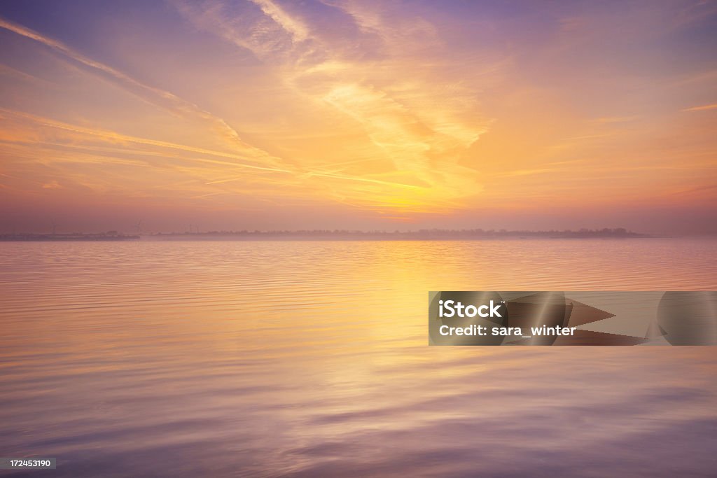 Reflets dans un lac au lever du soleil - Photo de Aube libre de droits
