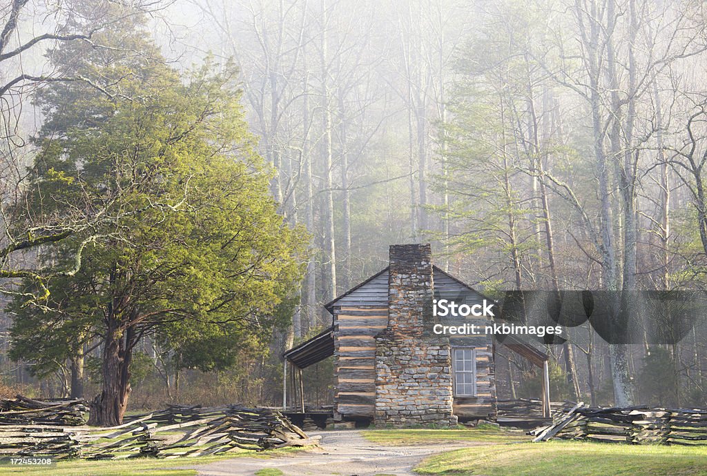 Rustikalen Hütte im Wald an einem nebligen Morgen - Lizenzfrei Alt Stock-Foto