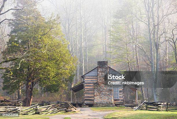 Rustikalen Hütte Im Wald An Einem Nebligen Morgen Stockfoto und mehr Bilder von Alt - Alt, Appalachen-Region, Baum