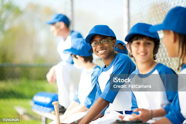 Diversos Niños Equipo De Béisbol De La Liga Juvenil Foto de stock y más banco de imágenes de Niño