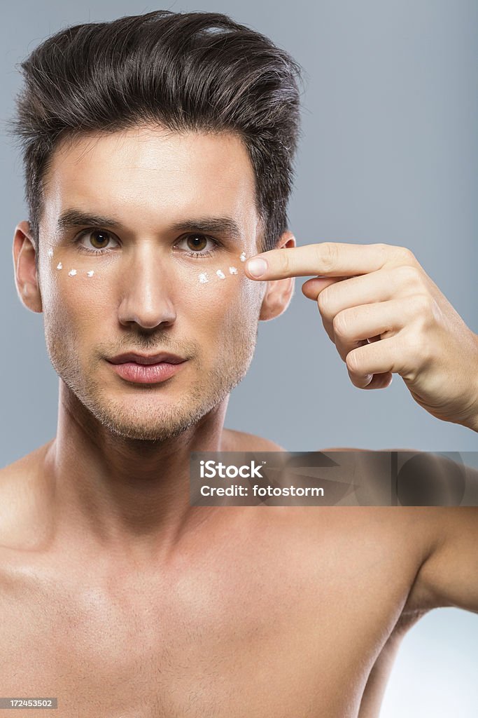 Hombre aplicar crema facial - Foto de stock de Adulto libre de derechos