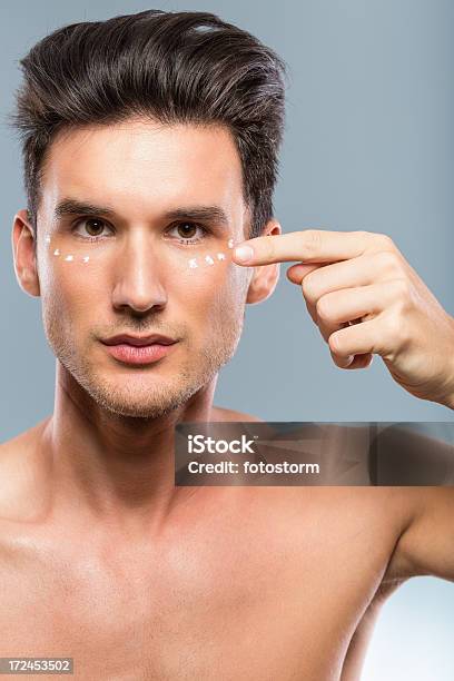 Uomo Applicando Crema Viso - Fotografie stock e altre immagini di Adulto - Adulto, Allegro, Ambientazione interna