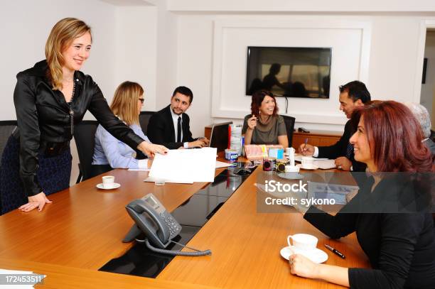 Meeting Stockfoto und mehr Bilder von Akte - Akte, Anzug, Arbeiten