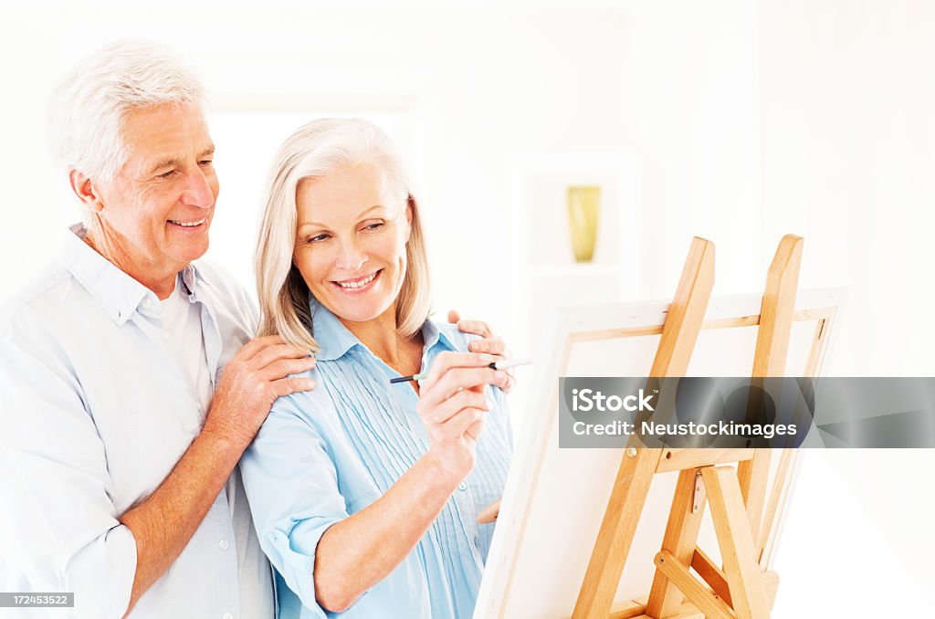 Feliz casal sênior na tela de pintura - Foto de stock de 60 Anos royalty-free