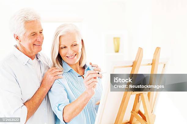 Feliz Casal Idoso Pintura Em Tela - Fotografias de stock e mais imagens de 60-69 Anos - 60-69 Anos, Adulto, Amor