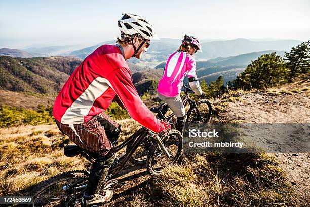Par De Mountainbikers En Bicicleta De Montaña Foto de stock y más banco de imágenes de Accesorio de cabeza - Accesorio de cabeza, Actividad, Actividades y técnicas de relajación