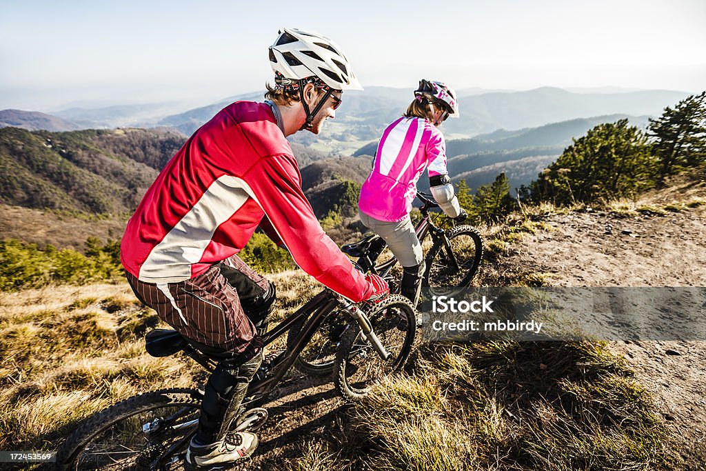 Couple de mountainbikers sur VTT - Photo de Activité libre de droits