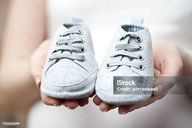 Sapatos De Bebé - Fotografias de stock e mais imagens de 0-11 Meses - 0-11 Meses, Adulto, Branco