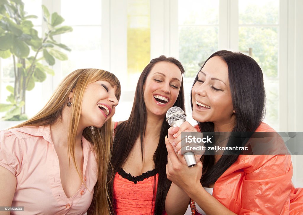 Портрет трех Девушка Петь в микрофон - Стоковые фото В помещении роялти-фри