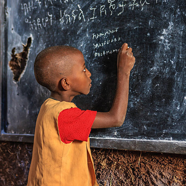 rapaz africano é amárico de aprendizagem de língua - education blackboard africa youth culture imagens e fotografias de stock