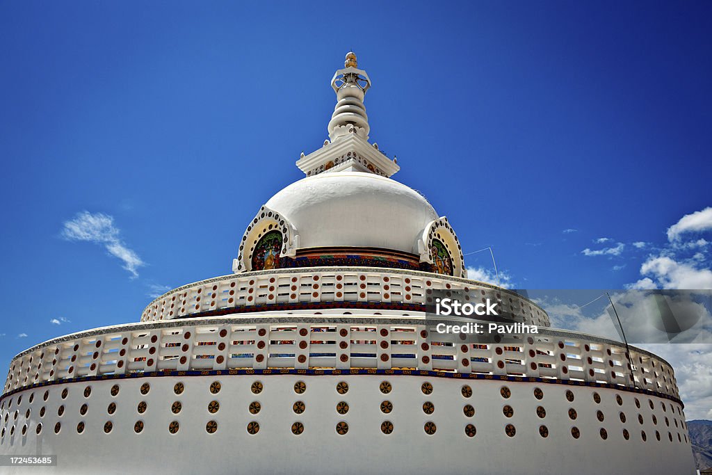 Piękny biały Shanti Stupa Leh Ladakh Indie - Zbiór zdjęć royalty-free (Architektura)