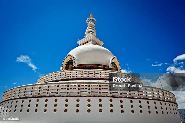 Piękny Biały Shanti Stupa Leh Ladakh Indie - zdjęcia stockowe i więcej obrazów Architektura - Architektura, Azja, Bez ludzi