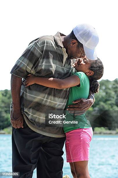 Любовь Grandpa — стоковые фотографии и другие картинки Африканская этническая группа - Африканская этническая группа, Афроамериканская этническая группа, Вертикальный