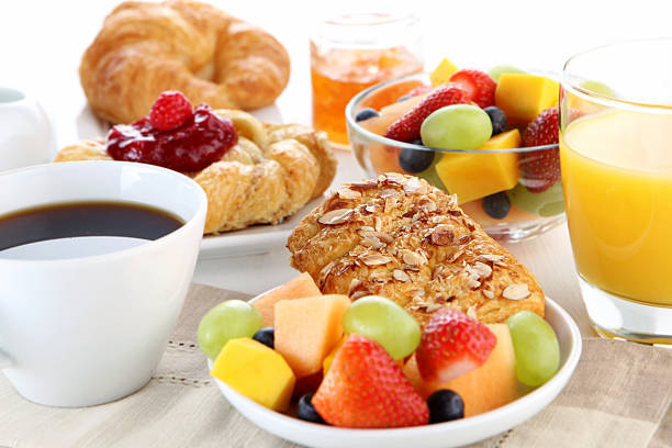 table de petit déjeuner - danish pastry photos et images de collection