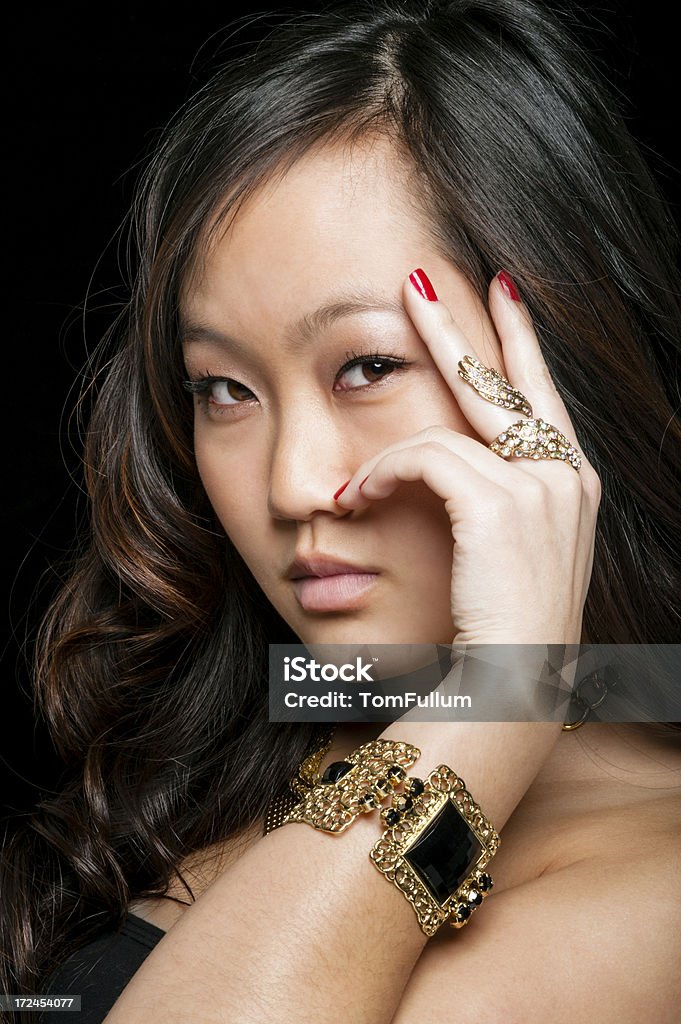 Atractiva mujer asiática con joyas - Foto de stock de Anillo - Joya libre de derechos