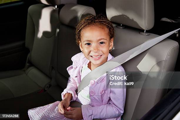 Bambina In Auto - Fotografie stock e altre immagini di Bambino - Bambino, Sedile posteriore, Cintura di sicurezza