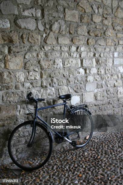 In Bicicletta - Fotografie stock e altre immagini di Acciottolato - Acciottolato, Architettura, Bicicletta