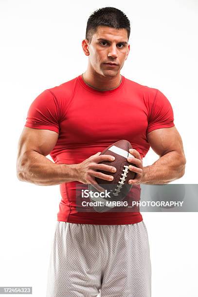 Bonito Homens Com Bola De Futebol Americano - Fotografias de stock e mais imagens de Adulto - Adulto, Atleta, Bem-estar