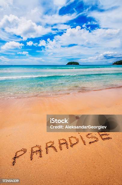 Paradise Escrito En La Arena Foto de stock y más banco de imágenes de Agua - Agua, Aire libre, Amarillo - Color