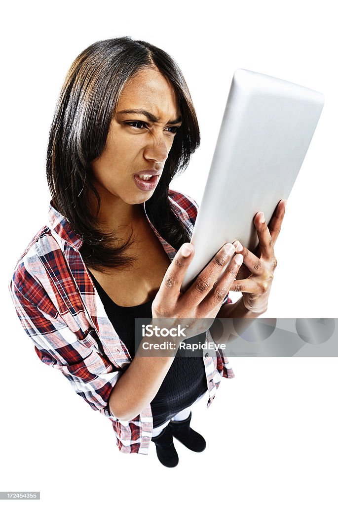 Irritato giovane donna occhi tablet touch-screen, Aggrottare le sopracciglia - Foto stock royalty-free di Adolescente