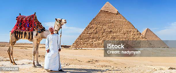 Beduíno E A Pirâmide - Fotografias de stock e mais imagens de Animal - Animal, Ao Ar Livre, Arcaico