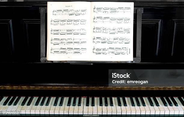 Piano E Sheetmusic - Fotografias de stock e mais imagens de Arte - Arte, Arte e Artesanato - Arte visual, Arte, Cultura e Espetáculo