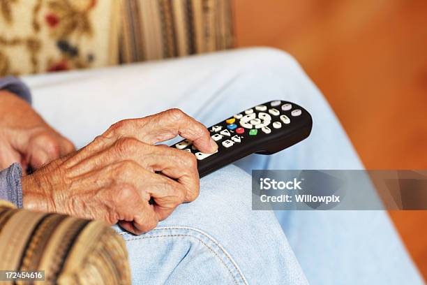 Uomo Anziano Mano Con Telecomando Tv - Fotografie stock e altre immagini di Telecomando - Telecomando, Terza età, 80-89 anni