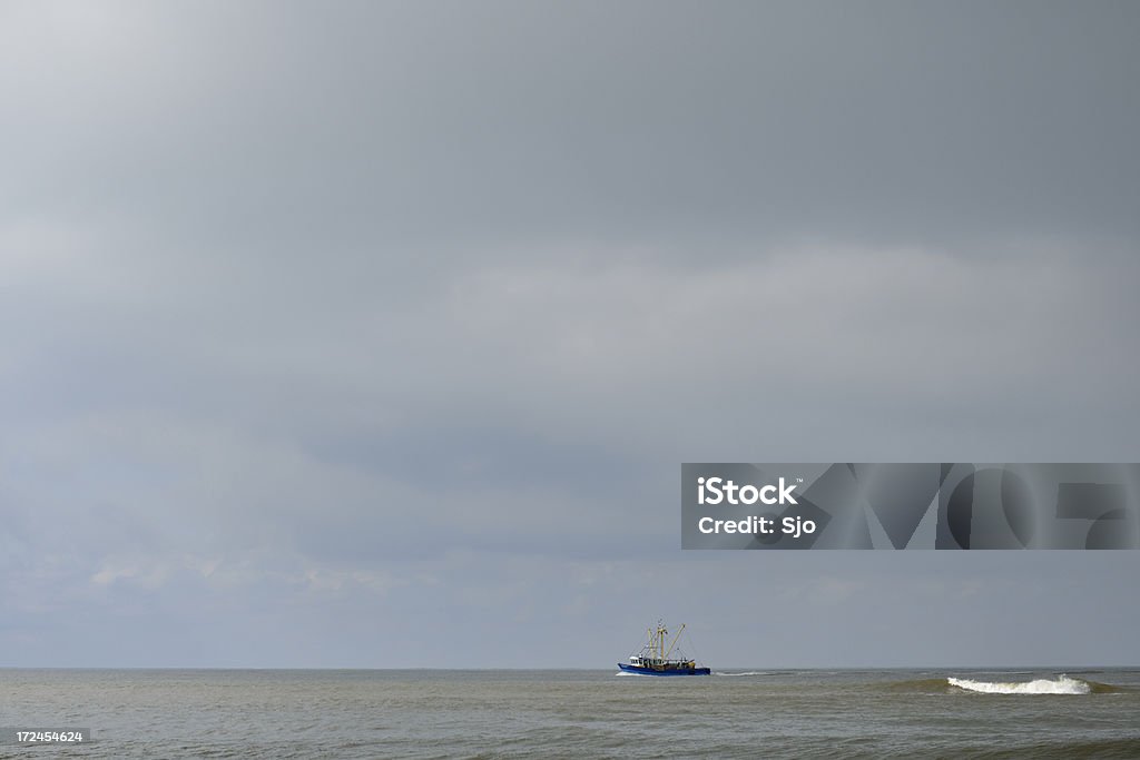 La pêche à la crevette - Photo de Au loin libre de droits