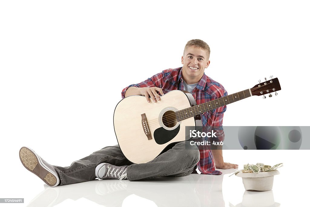 Souriant street Musicien jouant une guitare - Photo de Adulte libre de droits