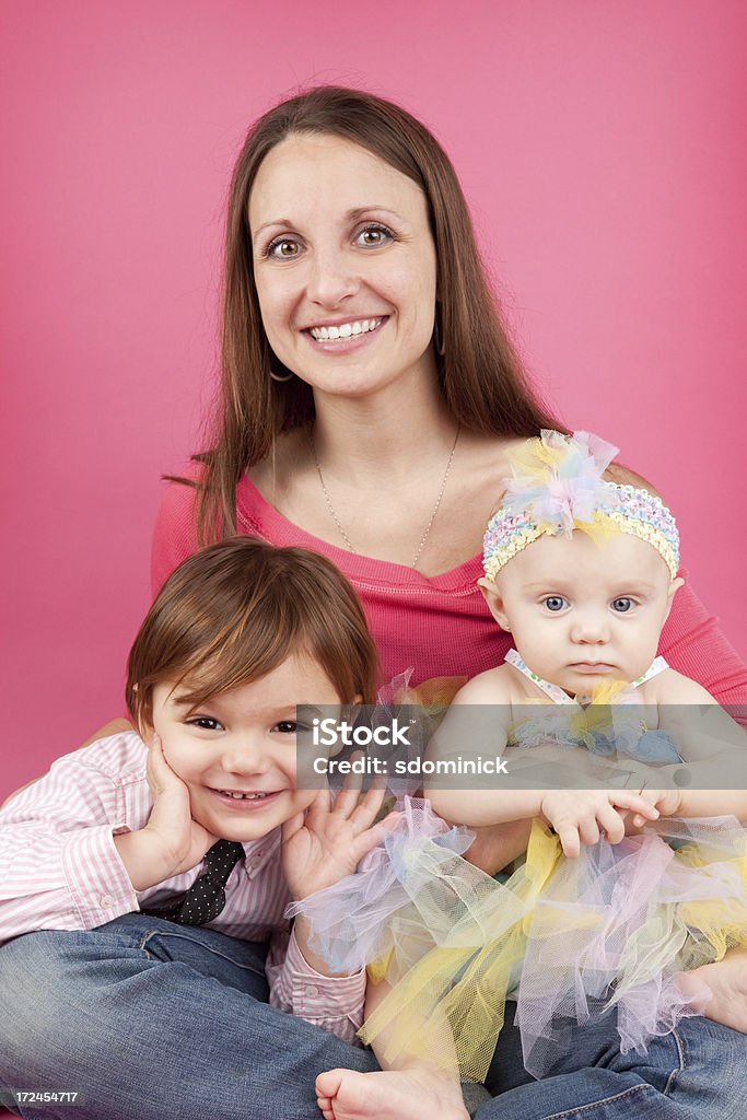 Retrato de uma mãe com seus filhos - Foto de stock de 2-3 Anos royalty-free