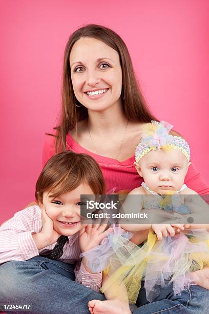 Портрет Матери С Детьми — стоковые фотографии и другие картинки 2-3 года - 2-3 года, 25-29 лет, 6-11 месяцев