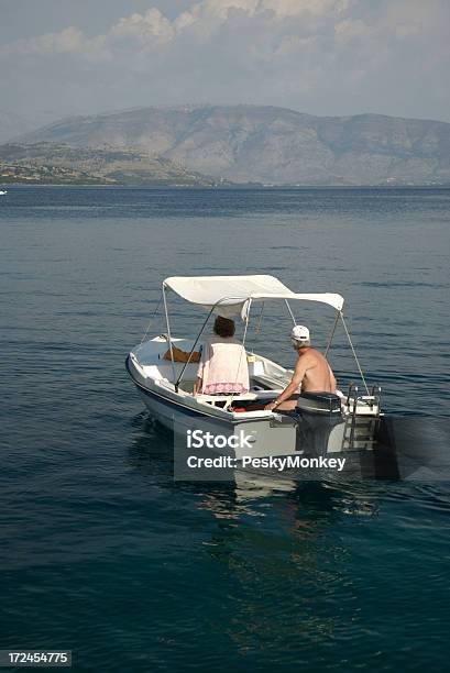 Pareja Senior Unidades Pequeñas Embarcaciones En Los Mares Suave Foto de stock y más banco de imágenes de Actividad