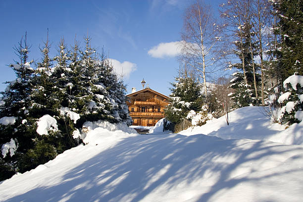 bellissima casa - winter chalet snow residential structure foto e immagini stock