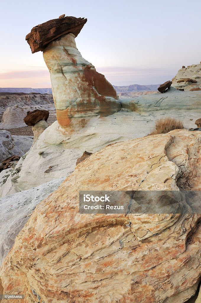Atardecer paisaje con tornillo prisionero hoodoos a Horse Point, Arizona, Estados Unidos - Foto de stock de Aire libre libre de derechos