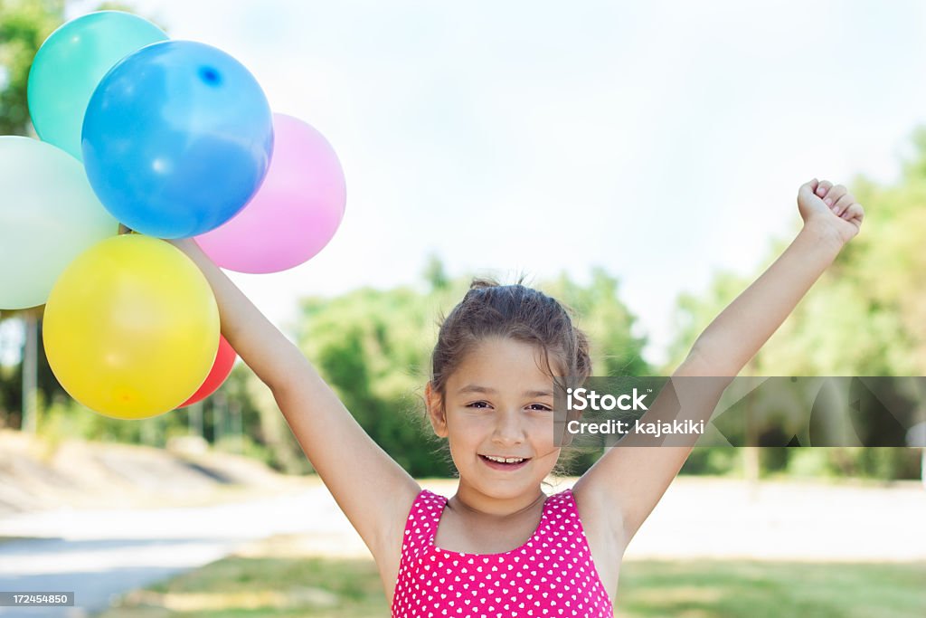 Красивая Маленькая девочка с воздушными шарами - Стоковые фото 8-9 лет роялти-фри