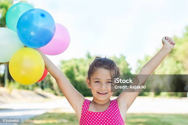 Красивая Маленькая Девочка С Воздушными Шарами — стоковые фотографии и другие картинки 8-9 лет - 8-9 лет, Весёлый, Вечеринка