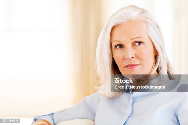 Pensativa Mulher Idosa - Fotografias de stock e mais imagens de 60-69 Anos - 60-69 Anos, Adulto, Beleza