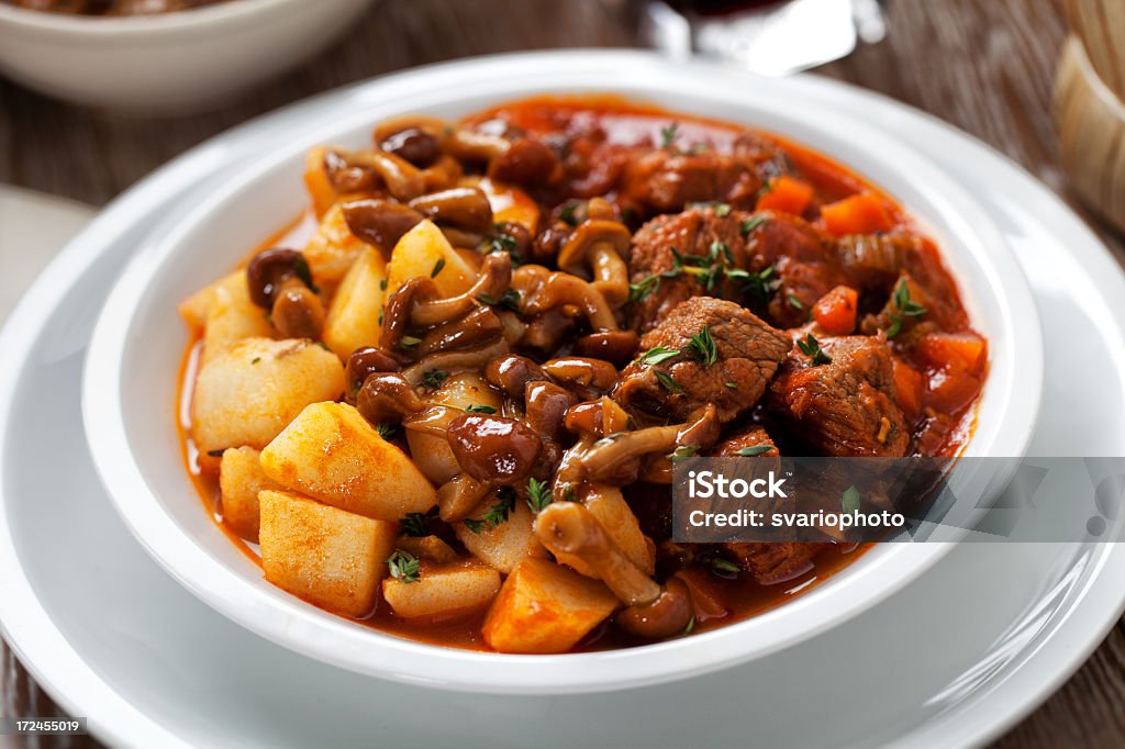 Zuppa di caldo con funghi e patate - Foto stock royalty-free di Fungo commestibile