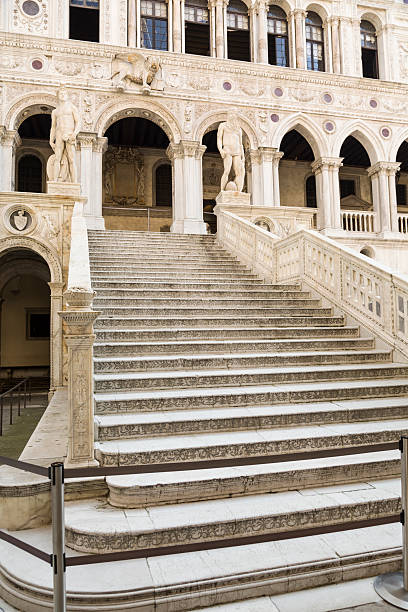 escalera de los giants, venecia, italia - doges palace palazzo ducale staircase steps fotografías e imágenes de stock
