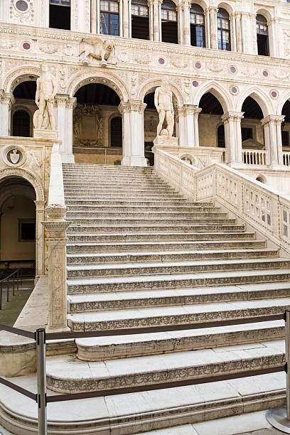 giants scalinata, venezia, italia - doges palace palazzo ducale staircase steps foto e immagini stock