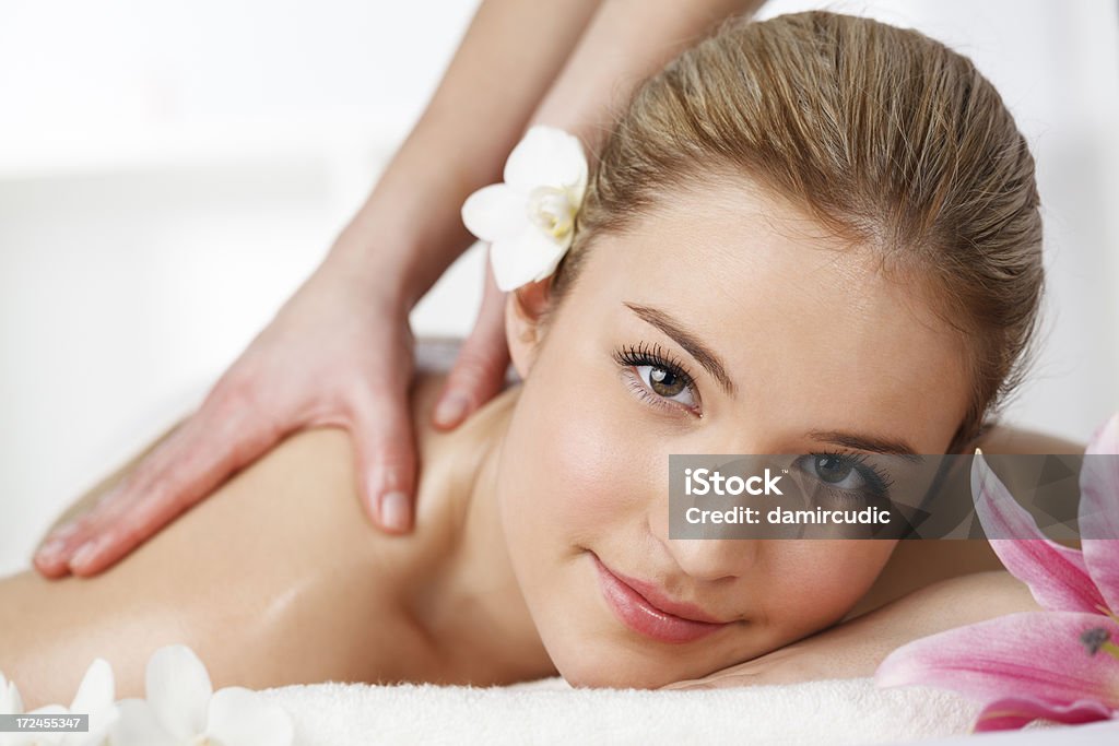 Belle femme profitant de massage - Photo de 20-24 ans libre de droits